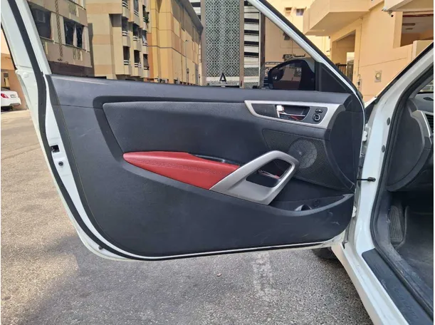 Car image 10