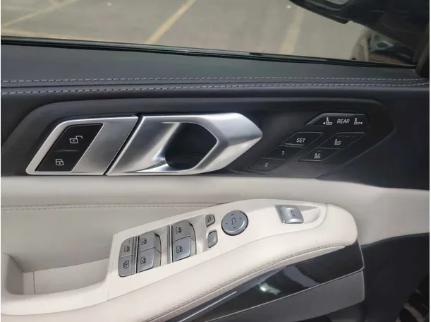 Car image 27
