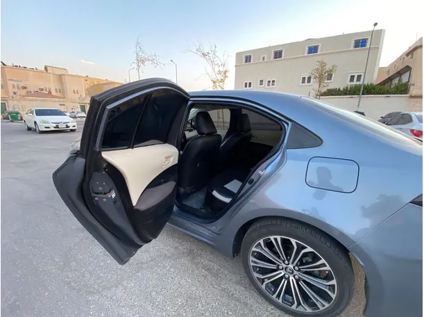 Car image 12