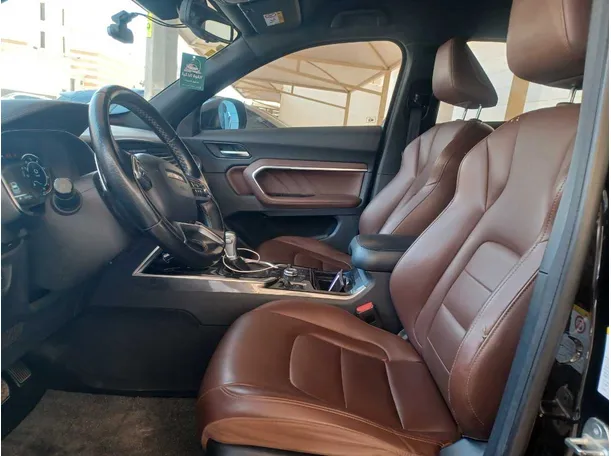 Car image 12