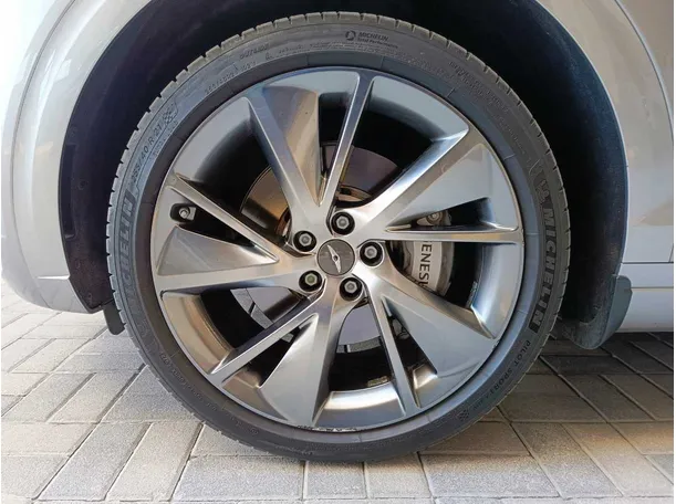 Car image 11