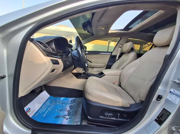 Car image 12