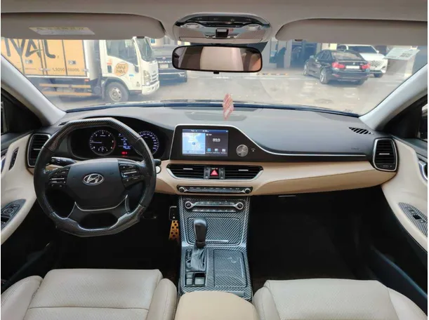 Car image 19