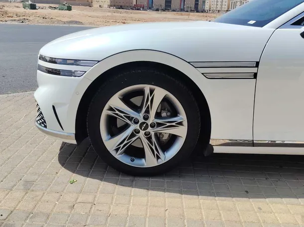 Car image 9