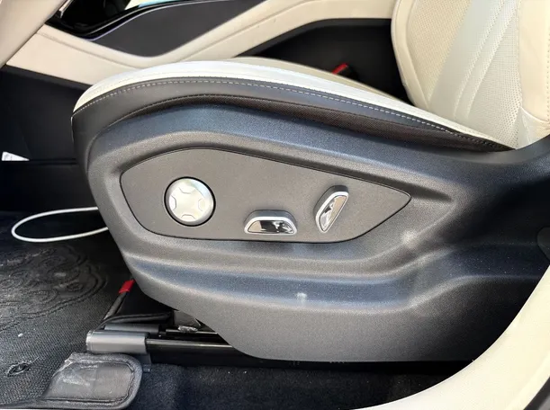 Car image 28