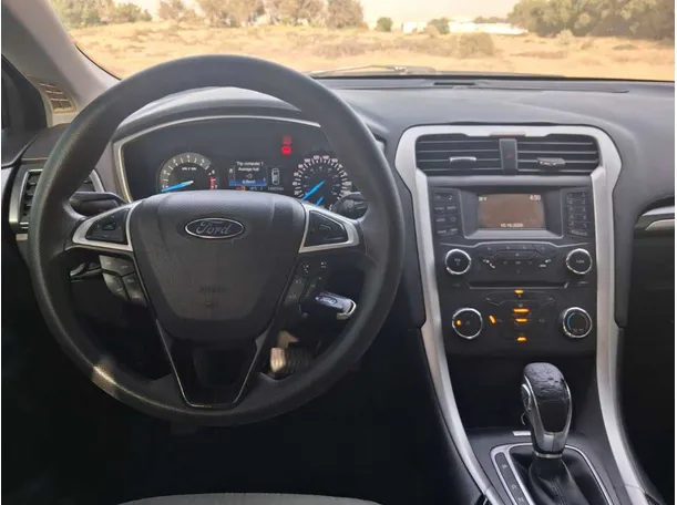 Car image 12