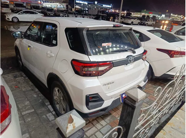 Car image 9