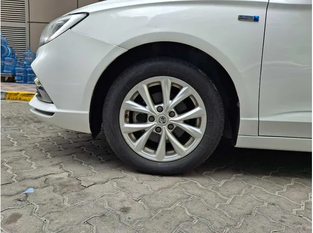 Car image 9
