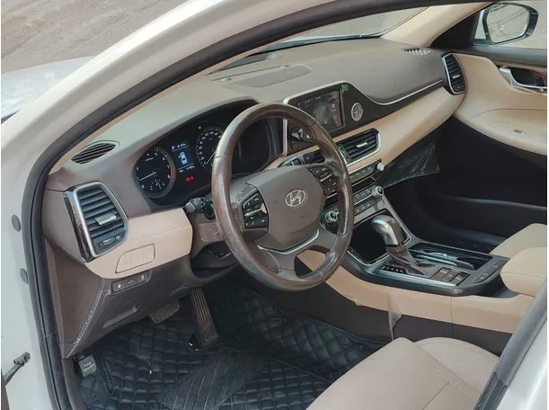 Car image 13