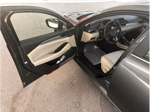 Car image 11