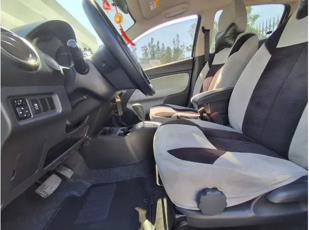 Car image 12
