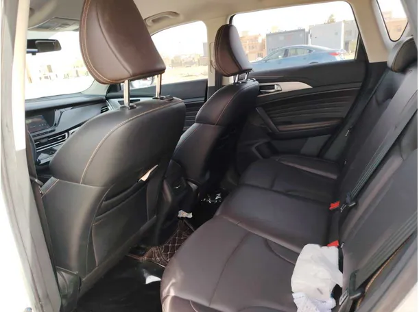 Car image 14