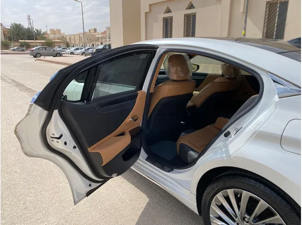 Car image 12