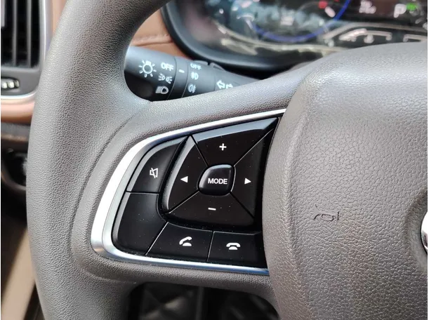 Car image 26