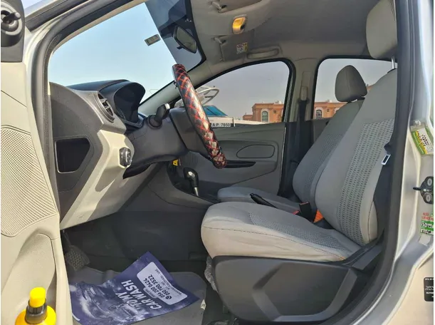 Car image 12