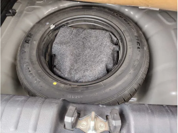 Car image 30