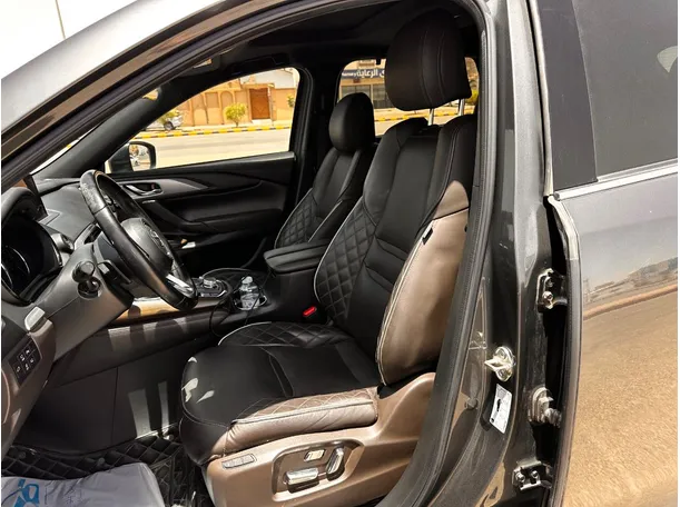 Car image 12