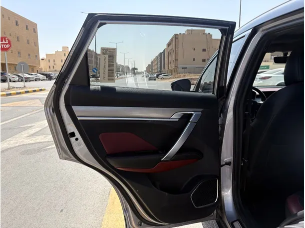 Car image 14