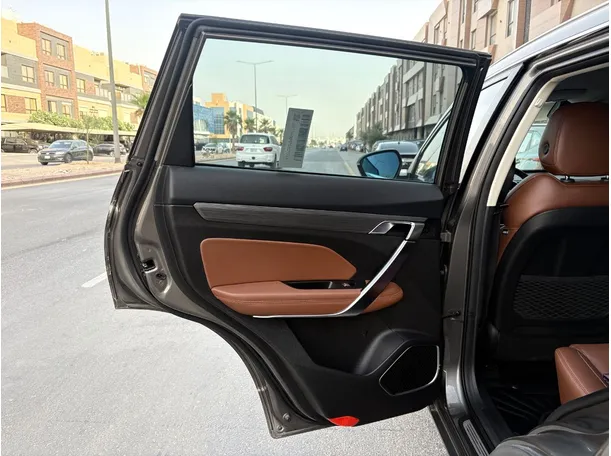 Car image 14
