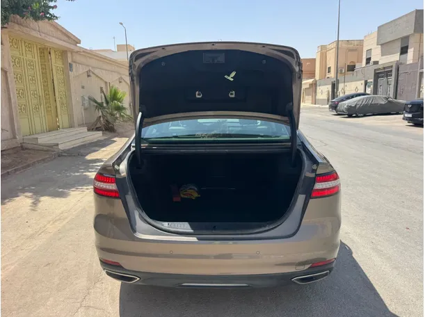 Car image 19