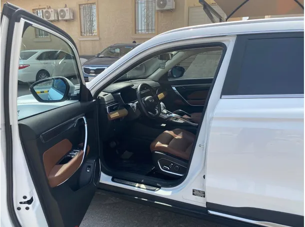 Car image 12