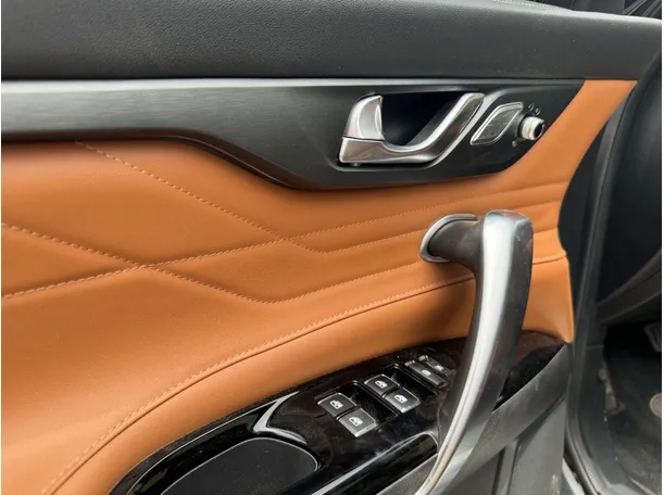 Car image 26