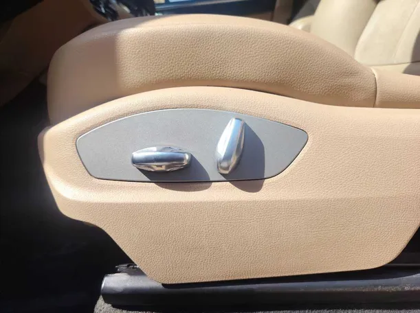 Car image 26