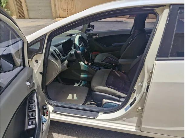 Car image 12
