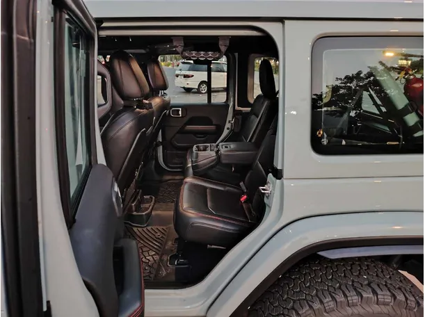 Car image 14
