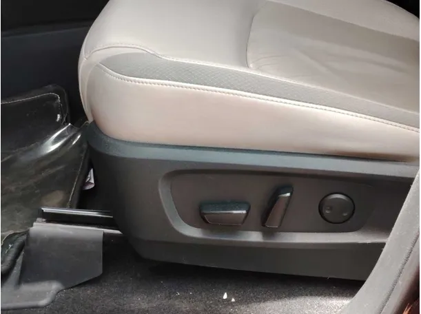 Car image 30