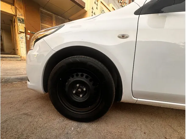 Car image 9