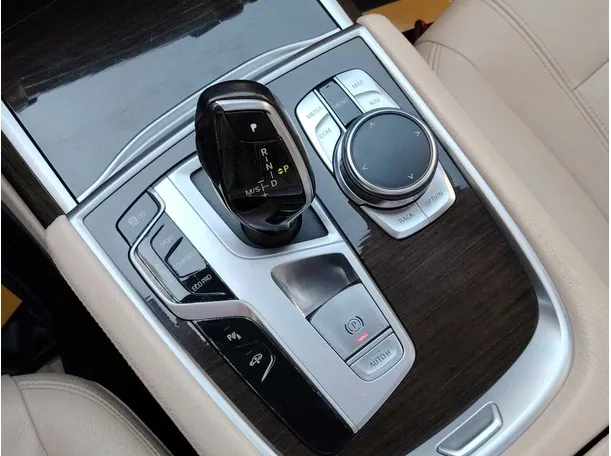 Car image 30