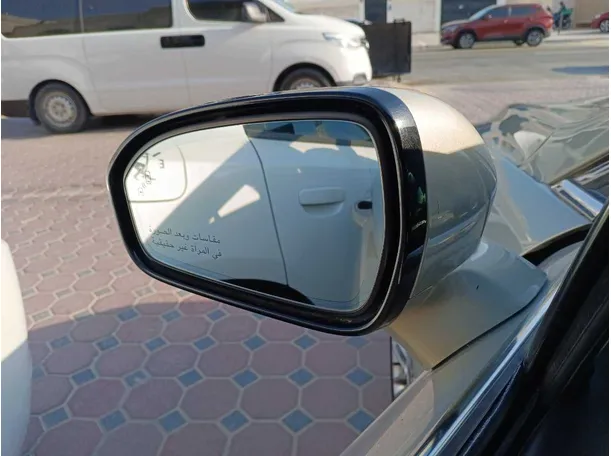 Car image 19
