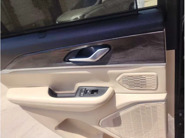Car image 28