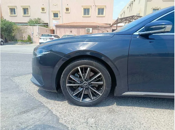 Car image 9