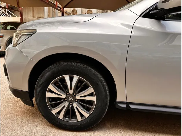 Car image 9