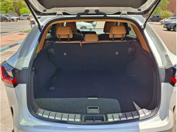 Car image 20