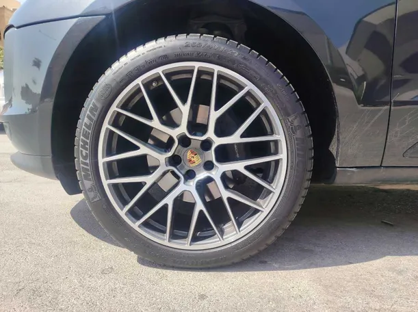 Car image 11