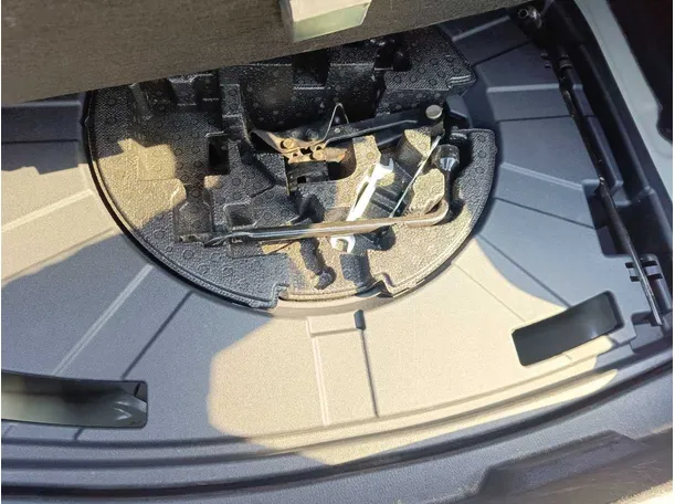 Car image 34