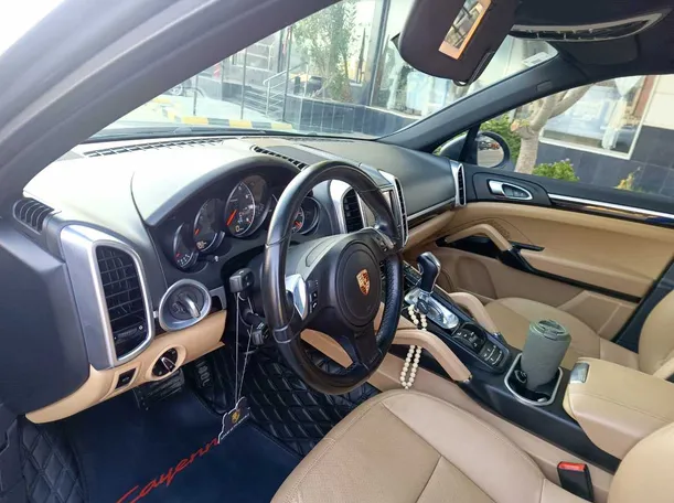 Car image 16