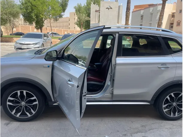 Car image 11