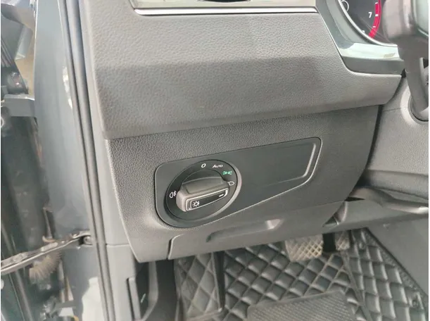 Car image 32
