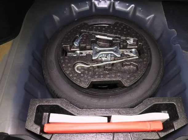 Car image 15