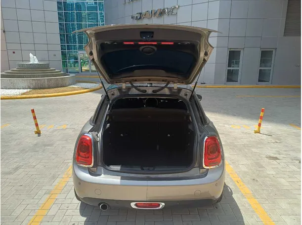 Car image 19