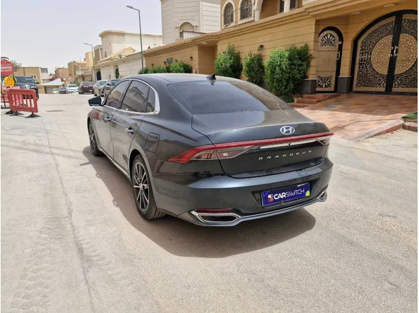 Car image 7
