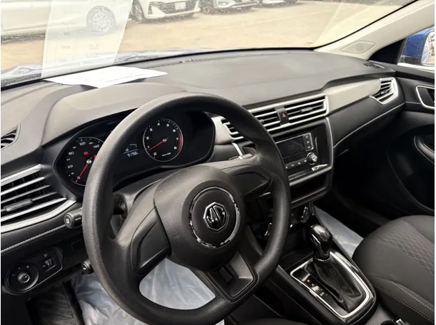 Car image 10