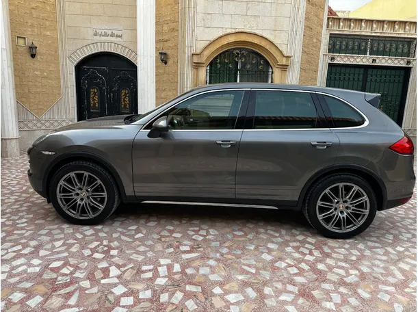 Car image 8