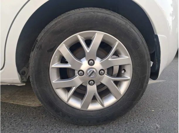 Car image 9