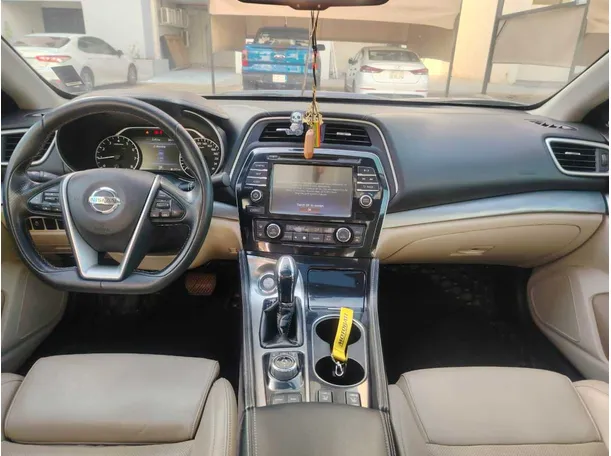 Car image 19