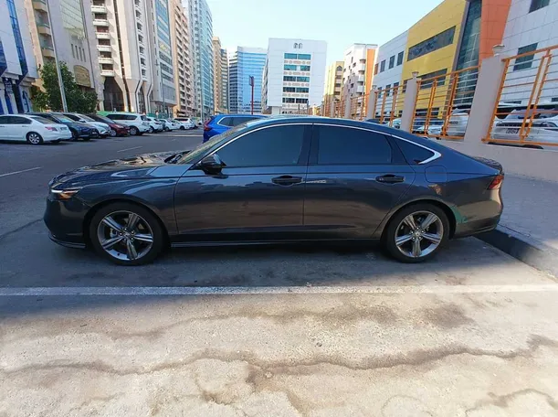 Car image 4